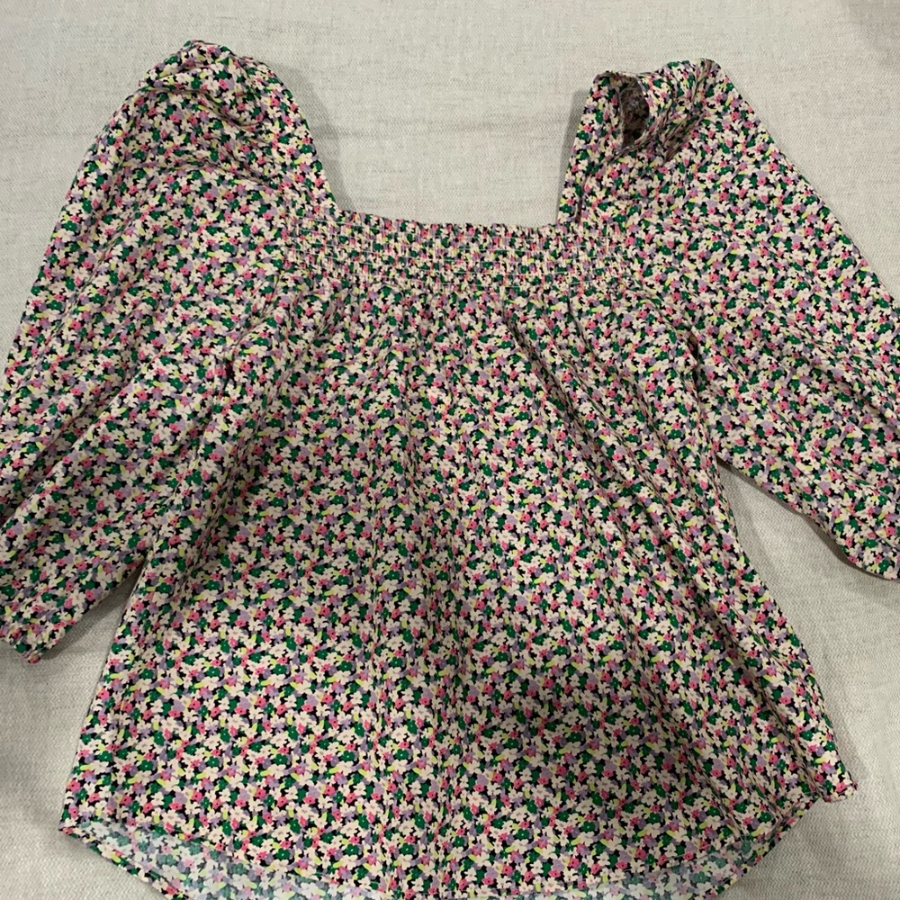 can be worn off shoulder